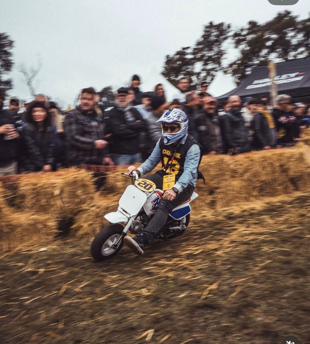 Piloto tomando una curva en mini moto durante la Chimi Race