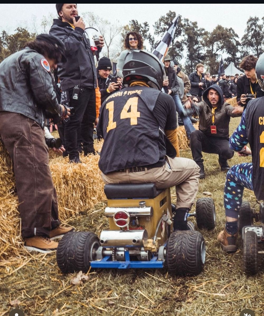Piloto arrancando en un kart a motor en la Chimi Race